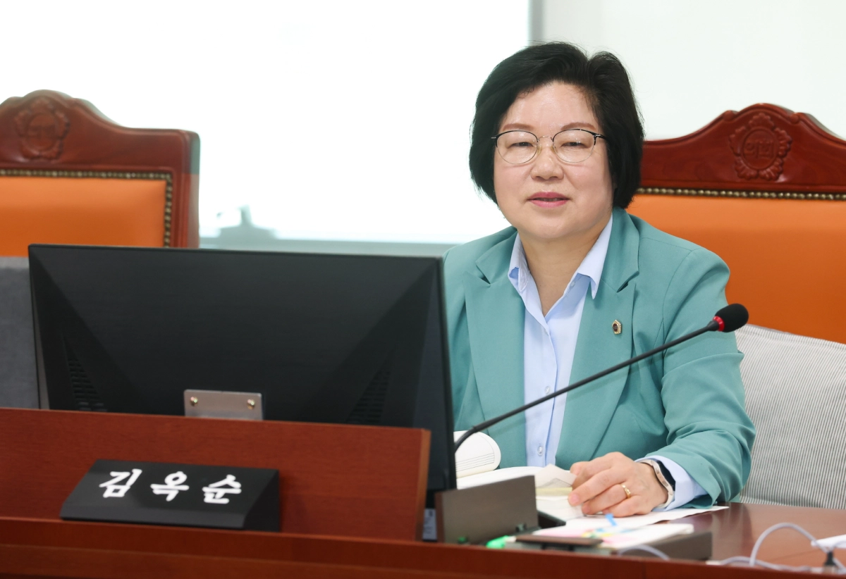 김옥순 의원이 23일 도시주택실 대상으로 실시한 제389회 임시회 2026년 제1회 추가경정예산안 심사에서 질의하고 있다.(사진=경기도의회)