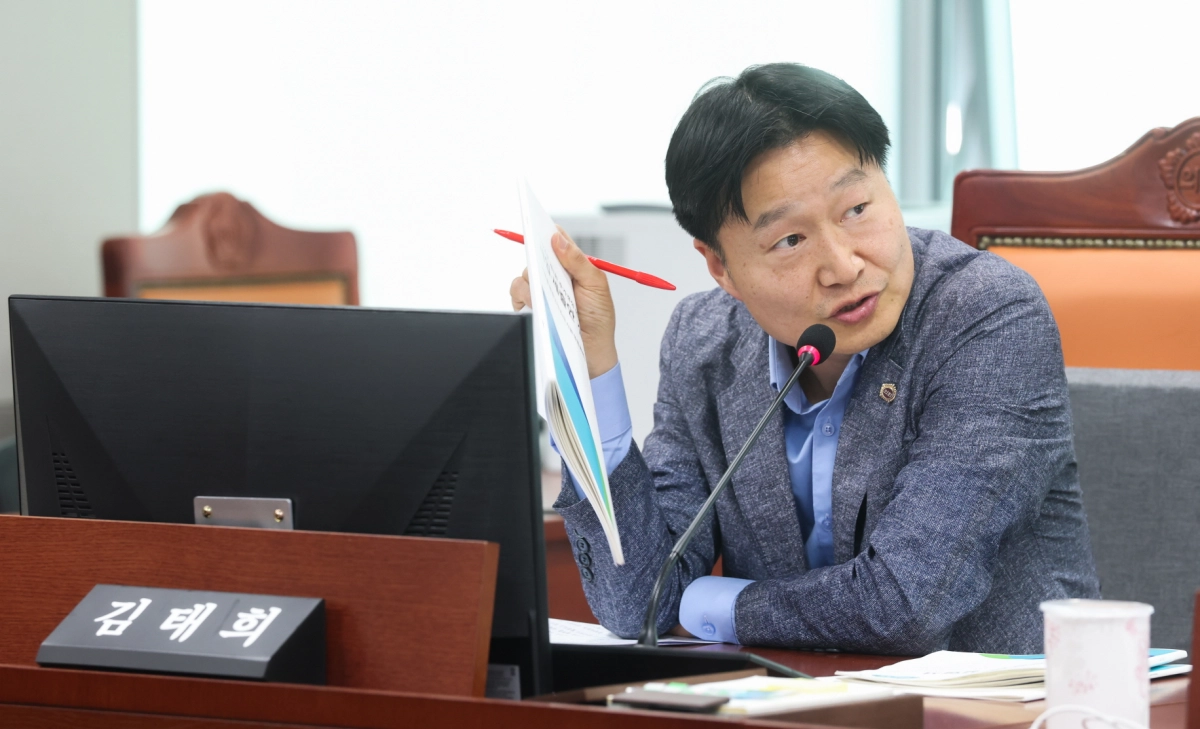 김태희 의원이 23일 기후환경에너지국 대상으로 실시한 제389회 임시회 2026년 제1회 추가경정예산안 심사에서 질의하고 있다.(사진=경기도의회)