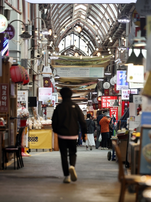 중동발 리스크로 소비자들의 경제 심리가 얼어붙은 가운데 23일 서울 한 전통시장에서 시민들이 장을 보고 있다. 4월 소비자심리지수(CCSI)는 전월 대비 7.8포인트 하락하며 비상계엄 사태 이후 최대 하락폭을 기록했다. 뉴스1
