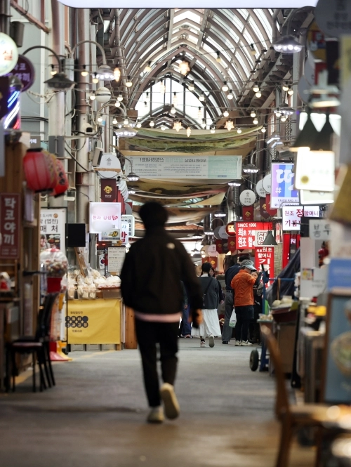 중동발 리스크로 소비자들의 경제 심리가 얼어붙은 가운데 23일 서울 한 전통시장에서 시민들이 장을 보고 있다. 4월 소비자심리지수(CCSI)는 전월 대비 7.8포인트 하락하며 비상계엄 사태 이후 최대 하락폭을 기록했다. 뉴스1