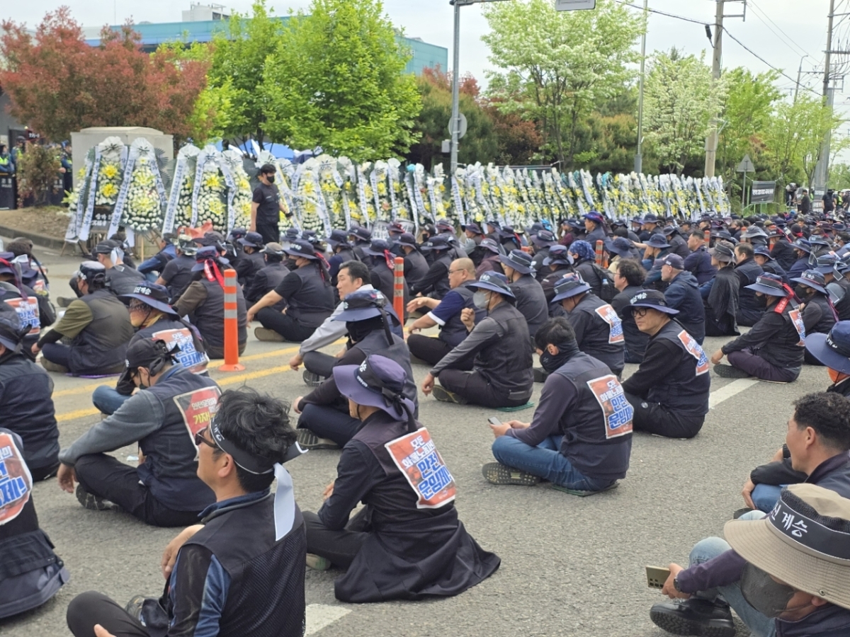 민주노총 공공운수노조 화물연대본부가 23일 경남 진주시 정촌면 CU BGF로지스 진주물류센터 앞에서 오후 약식집회를 열고 있다. 2026.4.23. 화물연대본부 제공