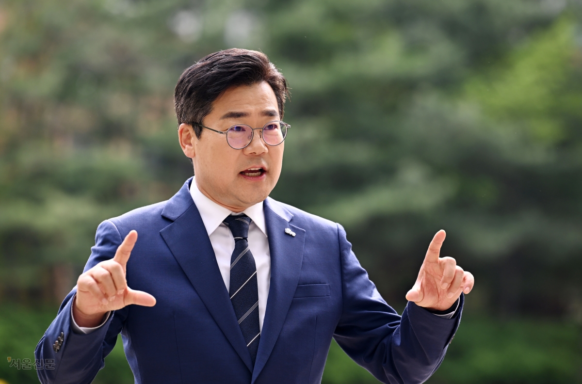 더불어민주당 인천시장 후보인 박찬대 의원이 23일 서울 마포구 상암동에서 진행된 서울신문과의 인터뷰에서 “지금 인천은 유지가 아닌 ‘압도적 전환’이 필요한 시점”이라고 힘줘 말하고 있다. 도준석 전문기자