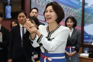 ‘K컬처 알리미’ 김혜경 여사에 하노이 시민 환호…“한국과 베트남의 화합의 비빔밥”