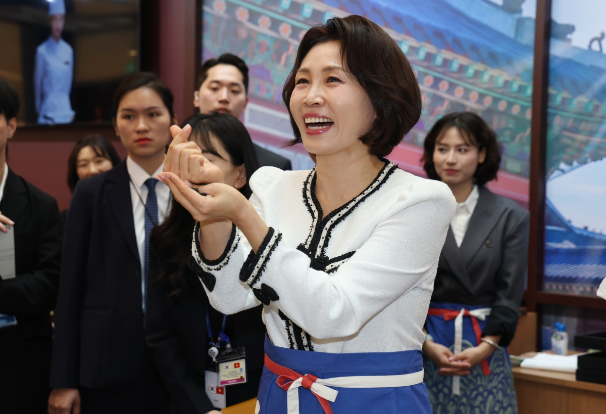 손하트 인사하는 김혜경 여사