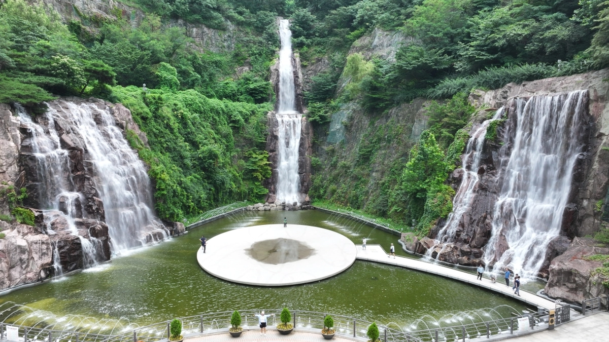 ‘망우·용마산길’ 코스 중 하나로 1993년 당시 동양 최대 규모로 만들어진 용마폭포공원 전경. 망우·용마산길은 독립운동가와 문화예술인 등이 잠든 중랑망우공간에서 시작해 용마산 스카이워크와 폭포공원을 지나 중랑천 장평교에서 끝난다. 중랑구는 이 길을 포함해 총 21㎞의 ‘중랑동행길’을 조성했다. 중랑구 제공