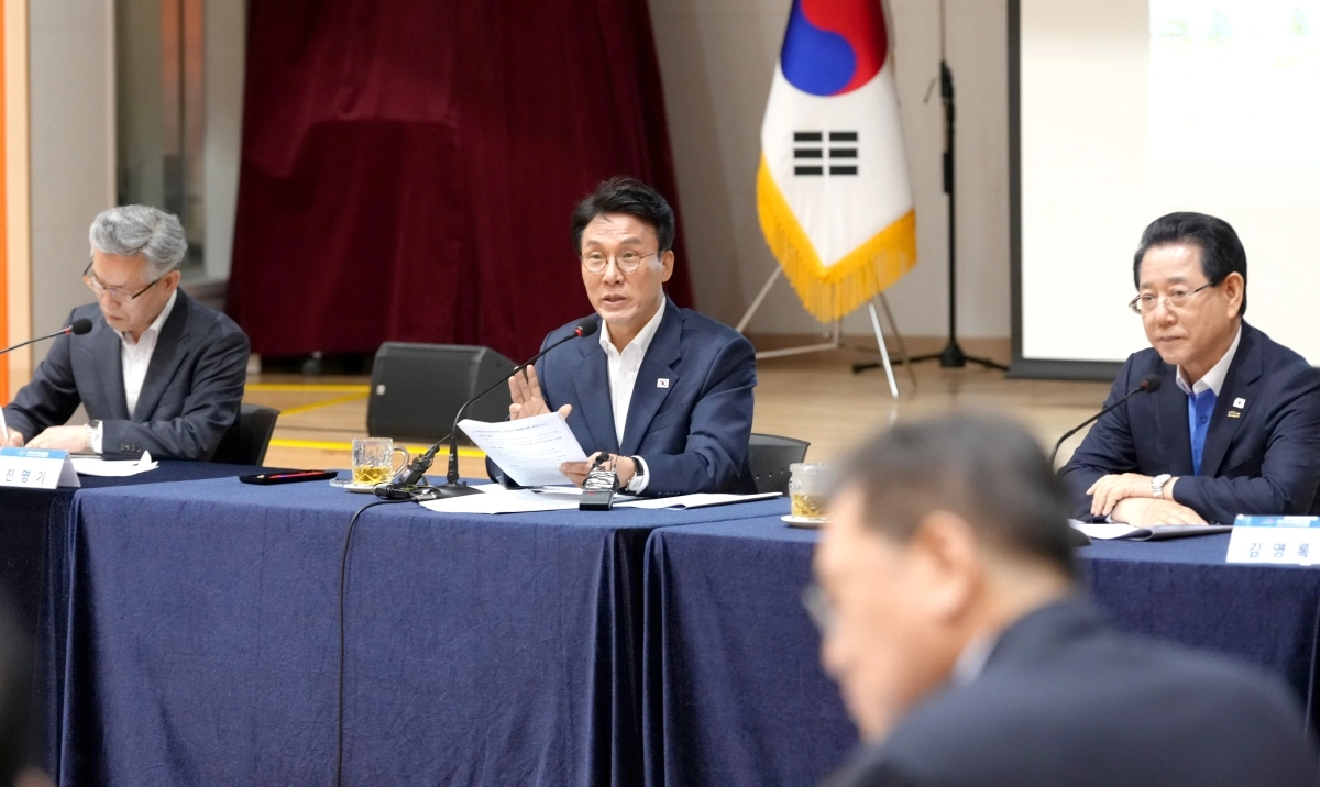 김민석 국무총리가 23일 여수시청소년해양교육원 대강당에서 2026여수세계섬박람회 준비상황을 점검하고 있다.
