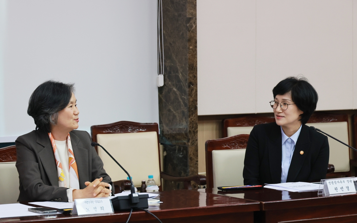 원민경(오른쪽) 성평등가족부 장관이 지난 10일 서울 종로구 정부서울청사에서 열린 형사미성년자(촉법소년) 연령 사회적 대화 협의체 3차 회의에서 노정희 사법연수원 석좌교수와 대화를 나누고 있다. 2026.4.10. 성평등가족부 제공
