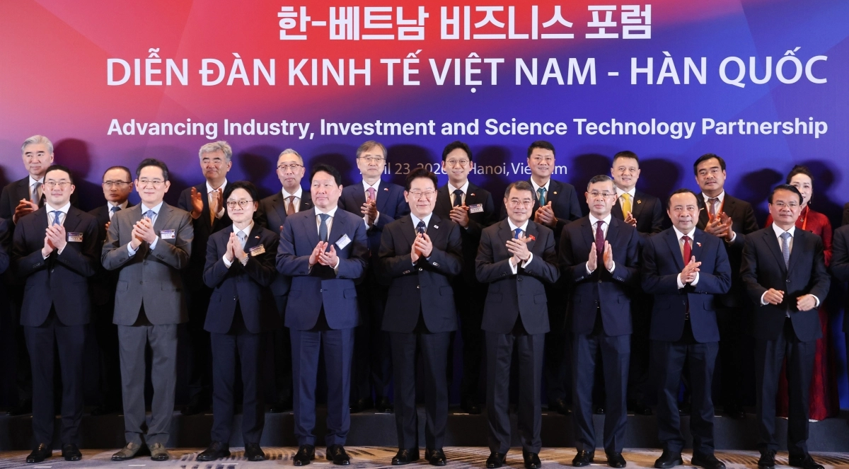 이재명 대통령이 23일(현지시간) 베트남 하노이에서 열린 한국-베트남 비즈니스 포럼 사전간담회에서 양국 기업인들과 기념촬영을 하고 있다. 앞줄 오른쪽 네 번째부터 레 밍 흥 베트남 총리, 이 대통령, 최태원 대한상공회의소 회장 겸 SK그룹 회장, 김정관 산업통상부 장관, 이재용 삼성전자 회장, 구광모 LG그룹 회장. 하노이 연합뉴스