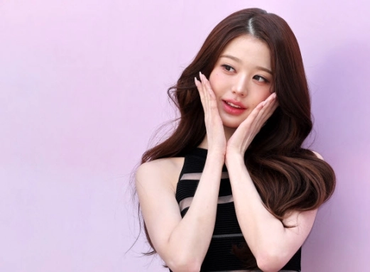그룹 아이브의 장원영이 23일 서울 성동구 성수동에 열린 다이슨코리아의 ‘슈퍼소닉 트래블 라운지’ 팝업 스토어에서 포즈를 취하고 있다. 2026.4.23 <br>연합뉴스