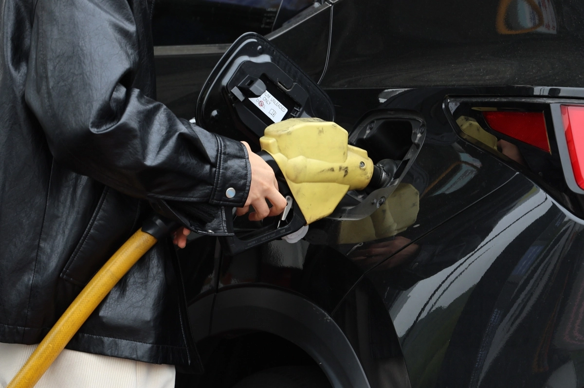 22일 서울 만남의광장 주유소에서 시민들이 주유하고 있다. 2026.4.22 뉴시스