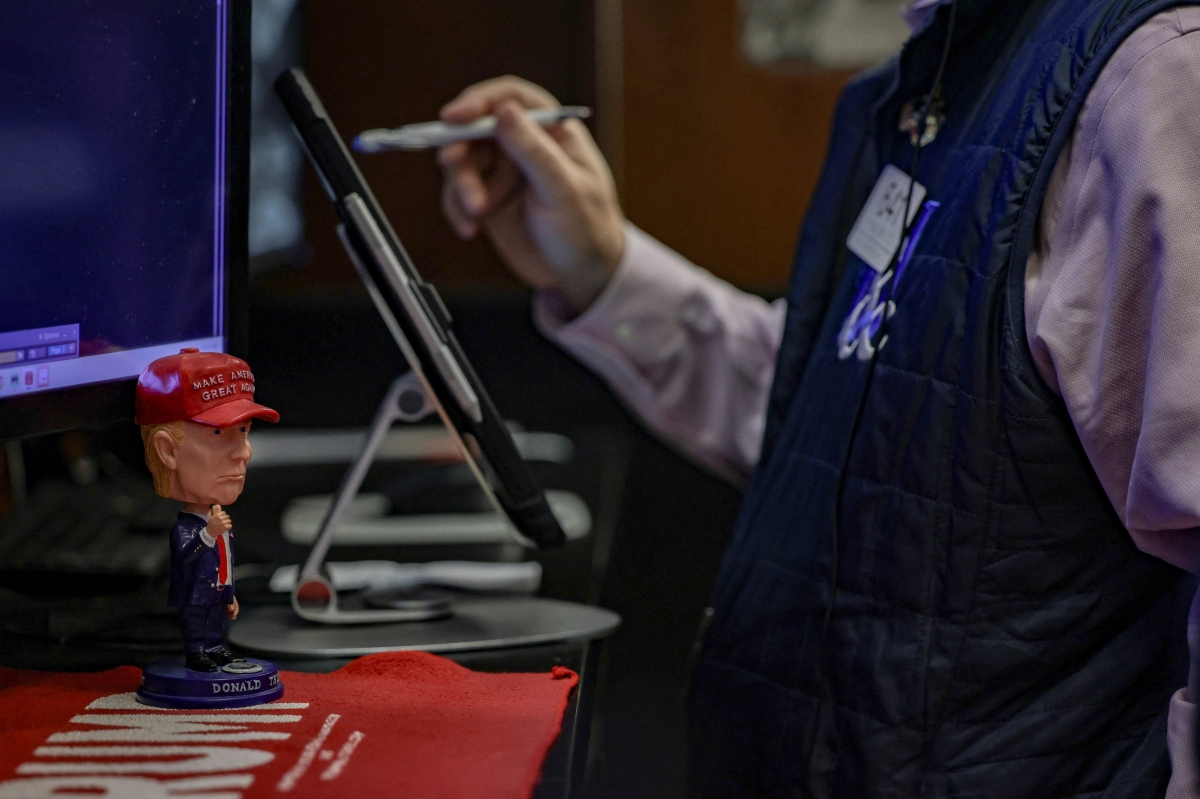 23일(현지시간) 미국 뉴욕증권거래소 책상 위에 도널드 트럼프 대통령의 모형이 놓여 있다. 2026.4.23 뉴욕 로이터 연합뉴스