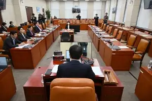 여당 보이콧,  반쪽 국방위