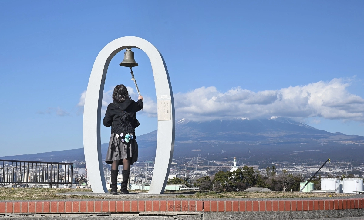 타고노우라 공원의 ‘하지마리의 종’. 일반인은 평안을 빌고, ‘후지산 루트 3776’ 등정을 시작하는 산악인들은 여정의 출발을 후지산에 고하는 장소로 여긴다.