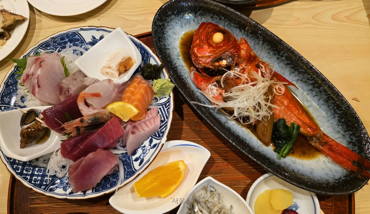 시미즈항의 참치회와 금눈돔 조림.
