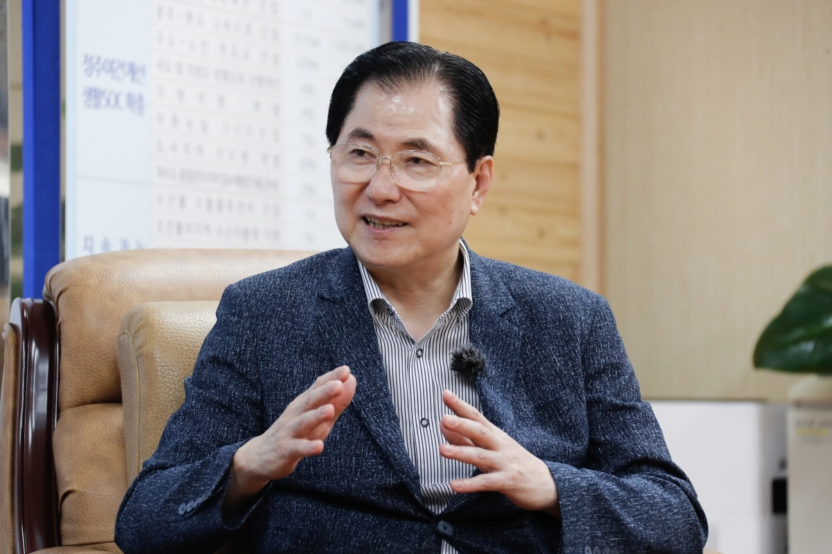 신우철 전남 완도군수가 23일 서울신문과의 인터뷰에서 프레 완도국제해조류박람회 준비 상황을 설명하며 “탄소를 흡수하는 블루 카본인 해조류의 가치를 세계에 알리는 게 행사의 핵심”이라고 강조하고 있다.  완도군 제공