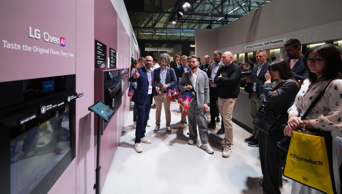 LG전자가 이탈리아 밀라노에서 열리는 디자인 전시회 ‘밀라노 디자인 위크 2026’의 주방 가전·가구 박람회 ‘유로쿠치나’에 참가해 역대 최대 규모의 빌트인 가전 라인업을 공개한 가운데 22일(현지시간) 관람객들이 빌트인 패키지 제품을 살펴보고 있다. LG전자 제공