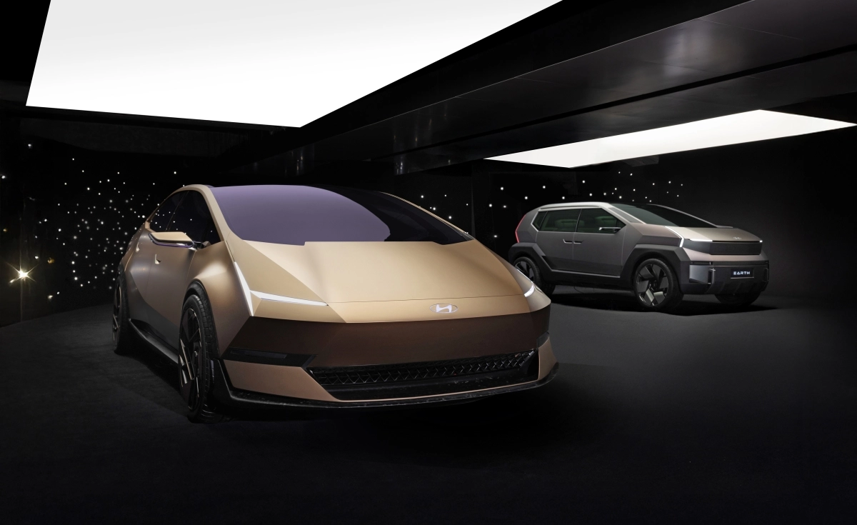 중국에 있는 ‘현대 모터스튜디오 베이징’에 전시된 현대자동차의 콘셉트카 ‘비너스’(왼쪽)와 ‘어스’. 현대차 제공