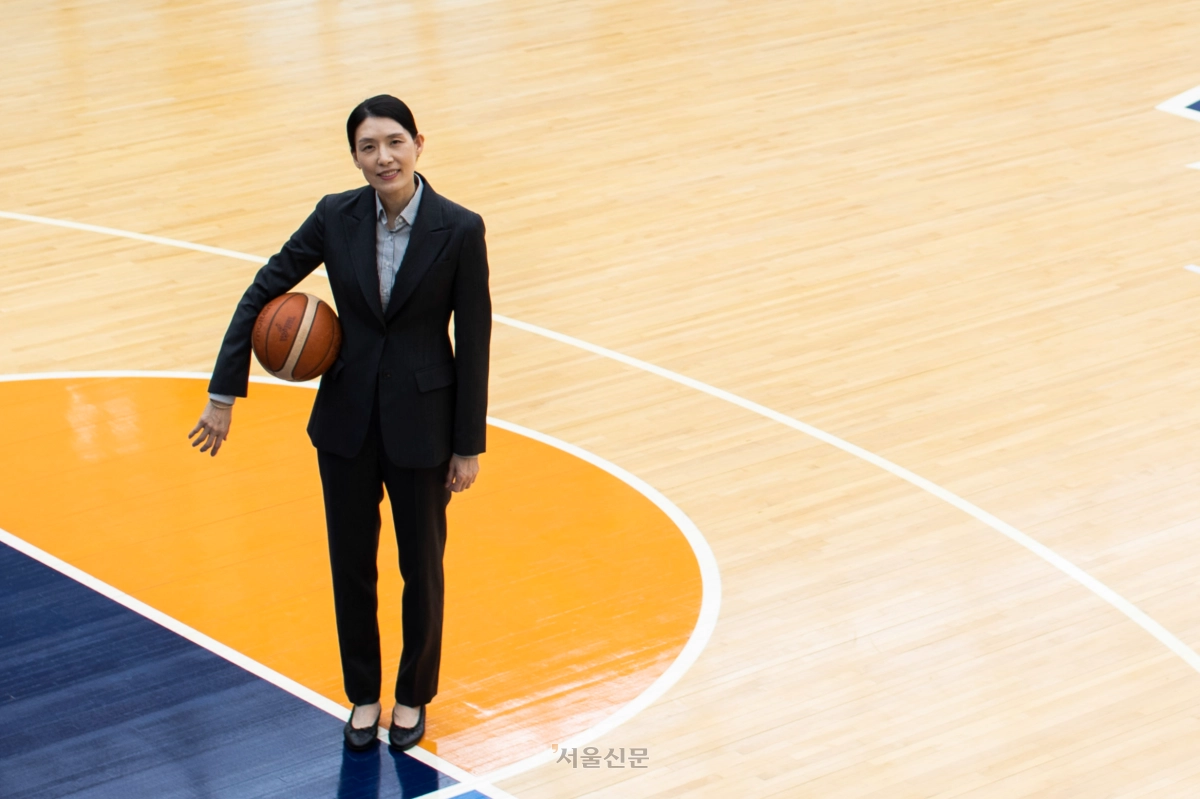 14년 코치 생활을 마치고 여자프로농구 아산 우리은행 새 사령탑에 오른 전주원 감독이 지난 17일 서울 성북구 우리은행 체육관에서 농구공을 들고 기념촬영을 하고 있다.
