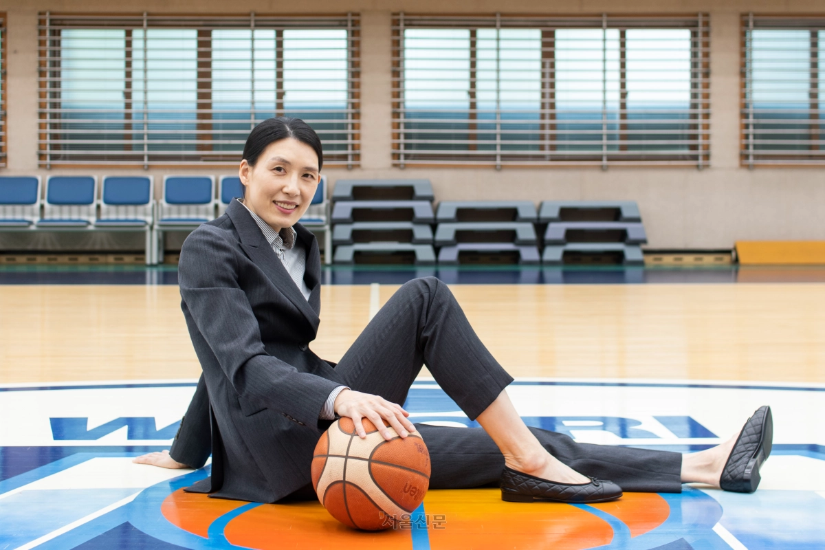 14년 코치 생활을 마치고 여자프로농구 아산 우리은행 새 사령탑에 오른 전주원 감독이 지난 17일 서울 성북구 우리은행 체육관에서 농구공을 들고 기념촬영을 하고 있다.