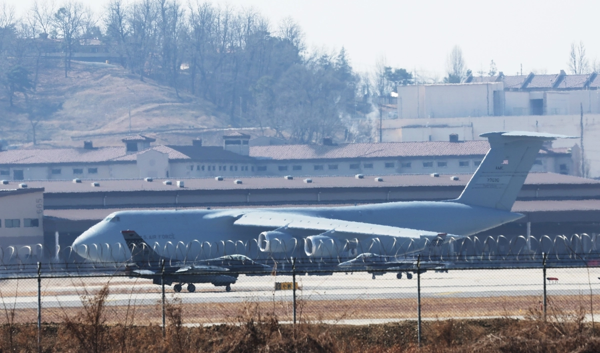 오산기지 대기 중인 C-5 수송기