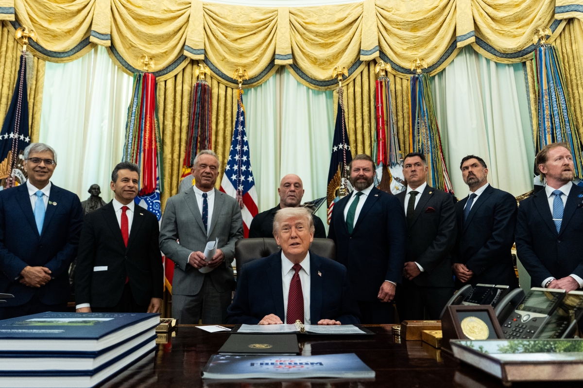 도널드 트럼프 미 대통령이 18일 백악관 집무실에서 보좌진들을 세워놓은 채 연설하고 있다. 그는 21일 이란과의 협상이 시작되기도 전 결렬되자 보좌관들에게 미국이 이란에 대한 공격을 재개해야 하는지 여부를 물었다고 미 관리들이 밝혔다고 월 스트리트 저널(WSJ)이 21일 보도했다. 2026.04.22. AP 뉴시스