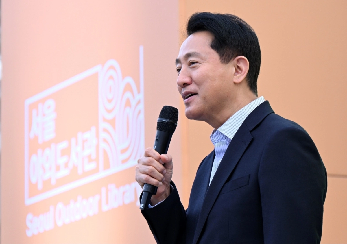 오세훈 서울시장이 지난 23일 광화문광장에서 열린 ‘2026 서울야외도서관 개장식’에서 인사말을 하고 있다. 연합뉴스