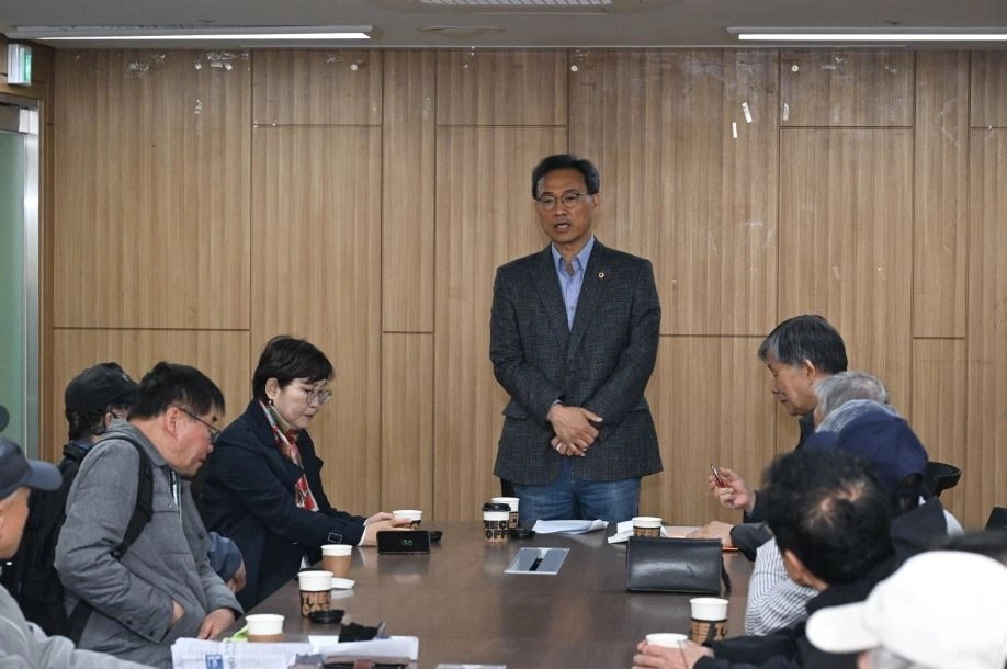 지난 22일 서울지역 아파트 경비노동자들과의 간담회에서 발언중인 이상훈 의원