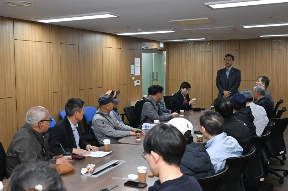 지난 22일 서울지역 아파트 경비노동자들과의 간담회에서 발언중인 이상훈 의원