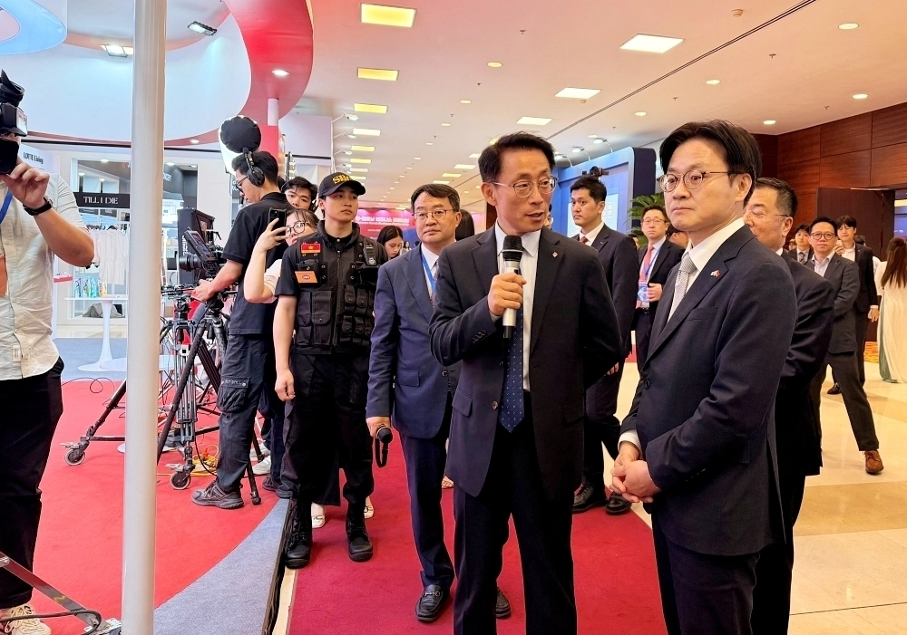 김재겸(왼쪽) 롯데홈쇼핑 대표가 김정관(오른쪽) 산업통상부 장관에게 롯데홈쇼핑 부스를 설명하고 있다. 롯데홈쇼핑 제공