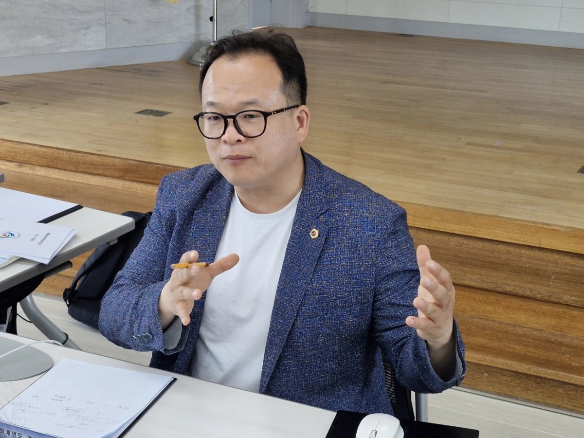 임창휘 의원이 23일 경기도부천교육지원청에서 진행된 경기도교육청 2025 회계연도 결산검사를 진행하고 있다.(사진=경기도의회)
