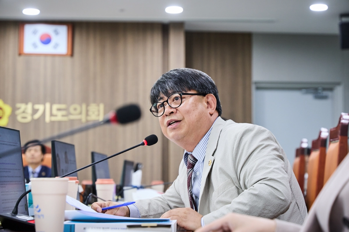 김재훈 의원이 23일 열린 제389회 임시회 2026년도 제1회 추가경정예산안 심사를 진행하며 질의하고 있다.(사진=경기도의회)