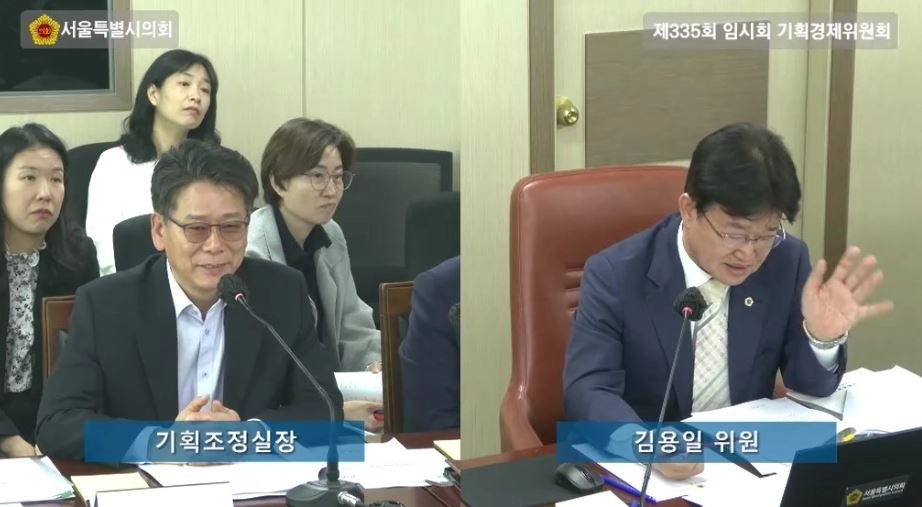지난 23일 열린 제335회 임시회 기획조정실 소관 추가경정예산안 및 안건 심사에서 기획조정실장에게 질의하는 김용일 의원