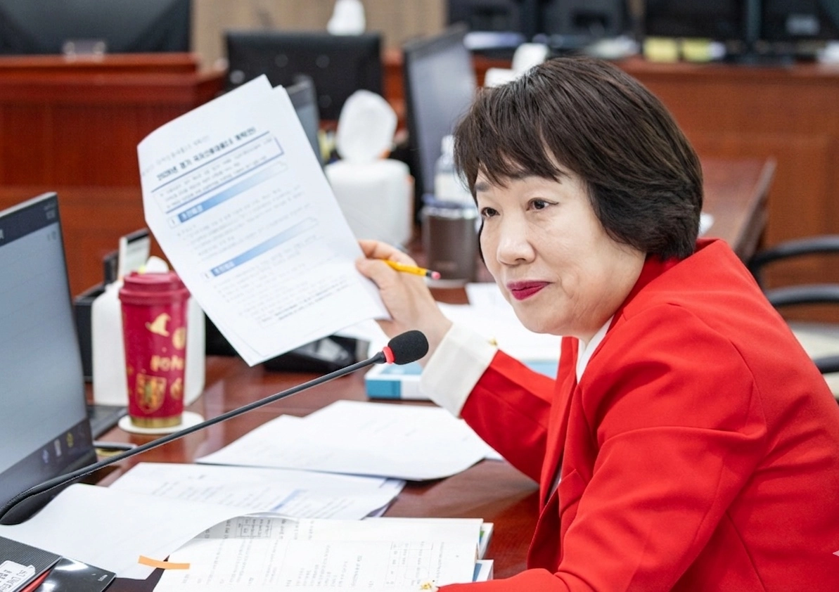 지미연 의원이 23일 제389회 임시회 보건복지위원회 제1차 추경예산안 심사를 진행하며 질의하고 있다.(사진=경기도의회)