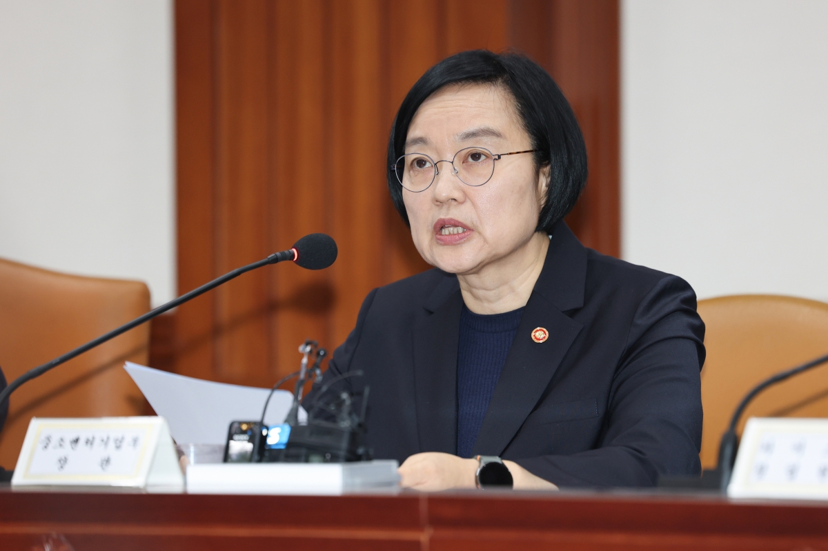 한성숙 중소벤처기업부 장관이 24일 서울 종로구 정부서울청사에서 열린 비상경제본부회의 겸 경제관계장관회의 겸 국가창업시대전략회의에서 발언하고 있다. 연합뉴스