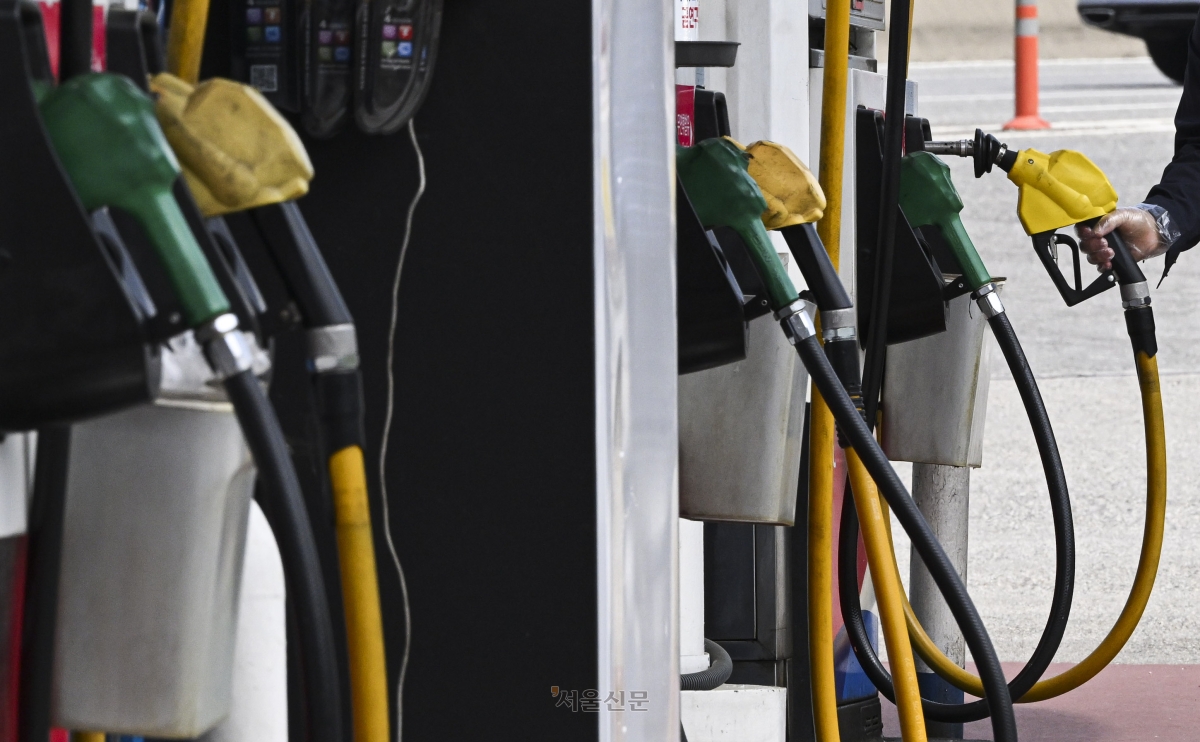 22일 서울 서초구 경부고속도로 만남의광장 휴게소 내 주유소에서 시민들이 주유하고 있다. 이지훈 기자