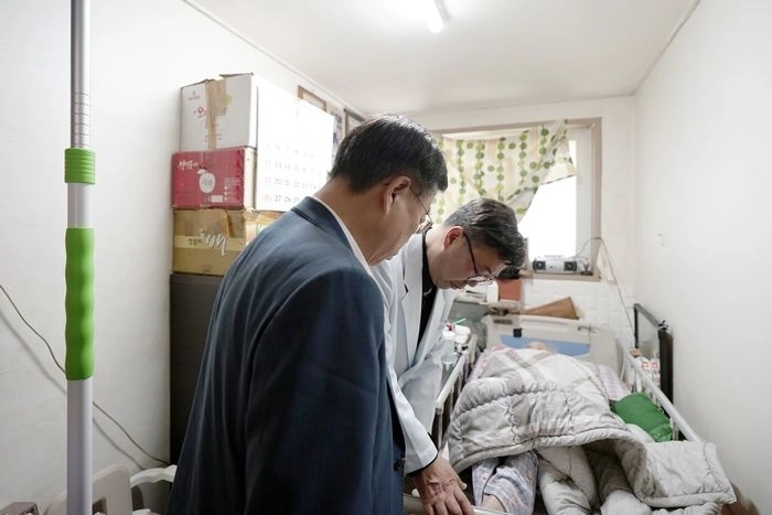 신상진 성남시장이 협약 의료기관 의사와 함께 ‘내집 생애말기 케어 사업’ 대상 어르신 자택을 방문해 건강 상태를 살피고 있다. (성남시 제공)