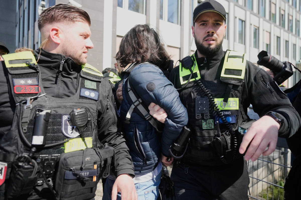 팔레비 붉은 액체 테러 용의자, 독일 경찰에 체포