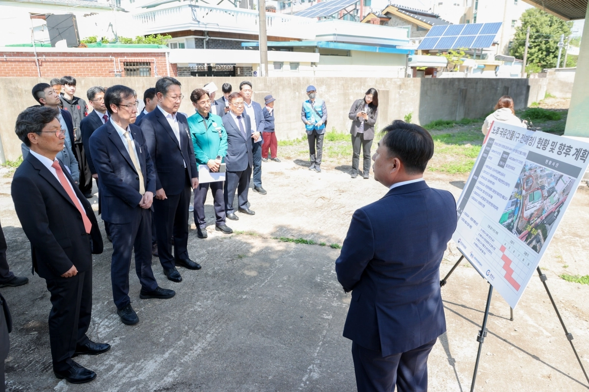 국민권익위원회와 광양읍 이장협의회, 한국자산관리공사, 광양시 관계자들이 옛 전매청 건물 현장에서 대책 논의를 하고 있다.