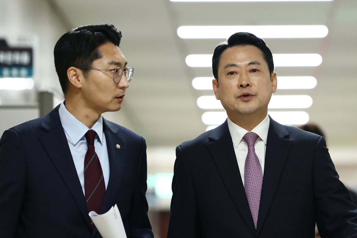 대화하며 회의실 향하는 장동혁 대표