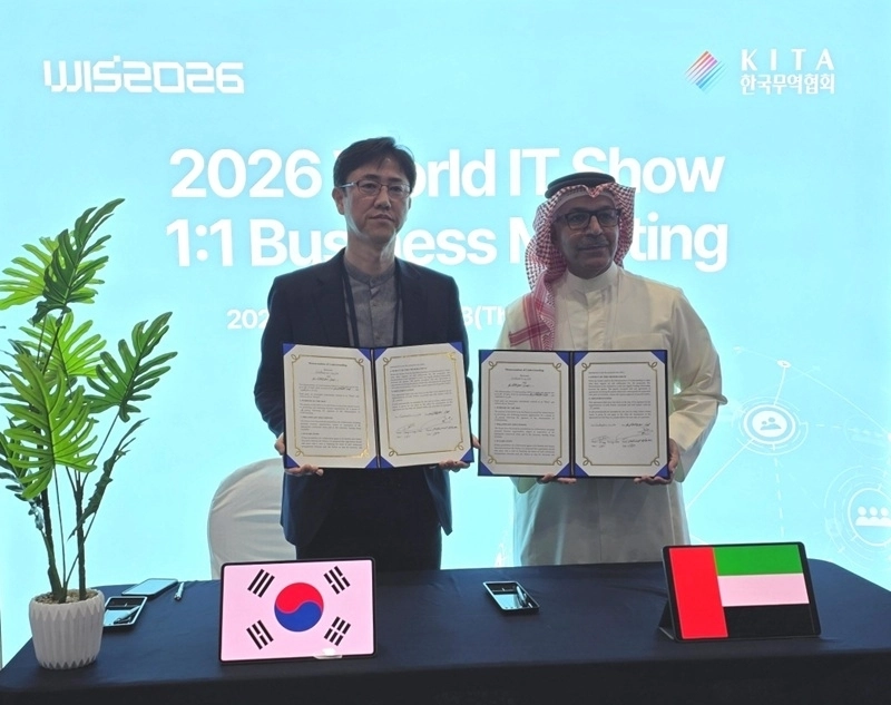 지난 23일 카드네이션 강광채 대표이사(왼쪽)와 알 파르단 코퍼레이션(Al Fardan Corporation)의 CEO 모하메드 이브라힘 알 파르단(Mr. Mohammed Ebrahim Al Fardan)은 ‘WIS 2026’에서 IoT 카드 기반 글로벌 사업 협력을 위한 전략적 업무협약(MOU)을 체결했다. / 카드네이션 제공