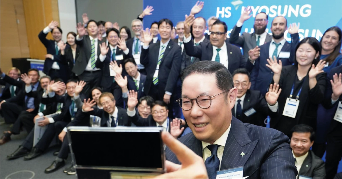 조현상 HS효성 부회장이 ‘HS효성나이트’ 참석자 및 임직원과 기념 촬영을 하고 있다. HS효성 제공