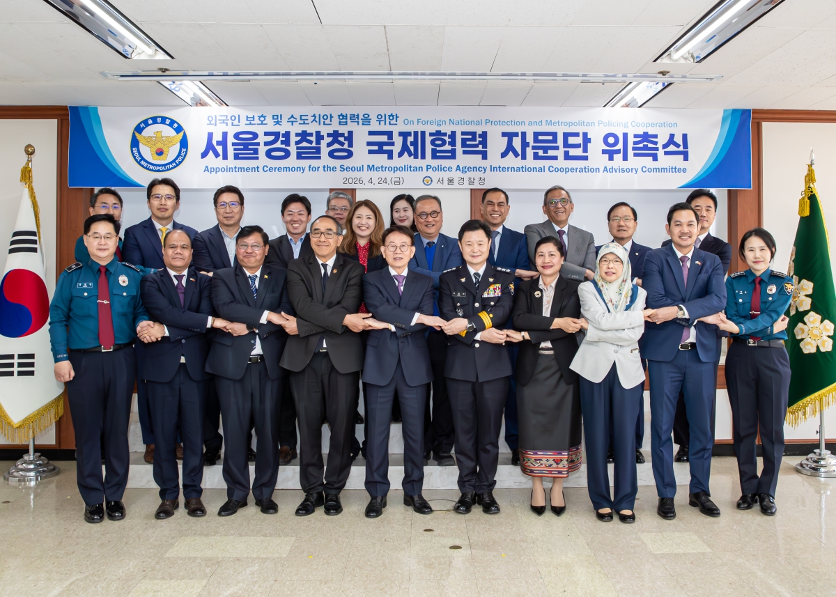 박정보(앞줄 왼쪽 여섯번째) 서울경찰청장이 24일 ‘국제협력 자문단 위촉식’ 참석자들과 함께 기념 촬영을 하고 있다. 서울경찰청 제공