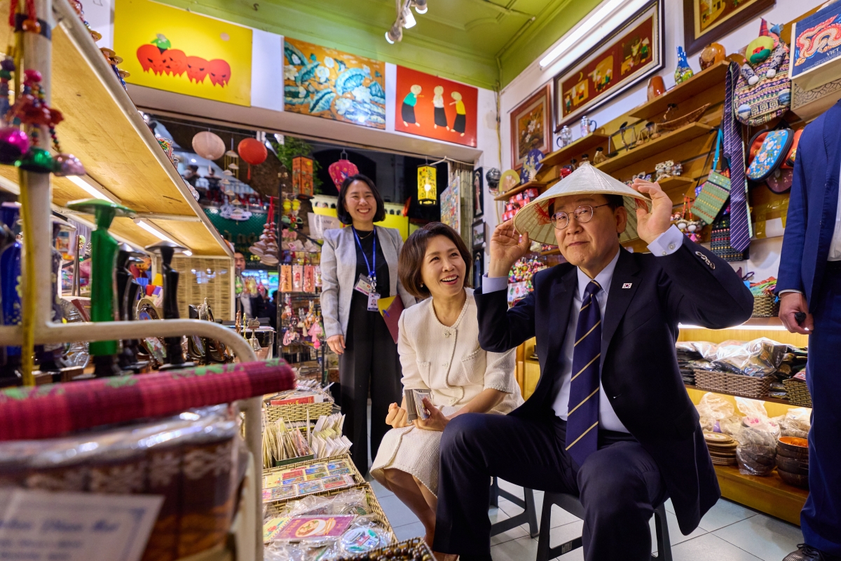 베트남 전통 모자 쓴 이재명 대통령