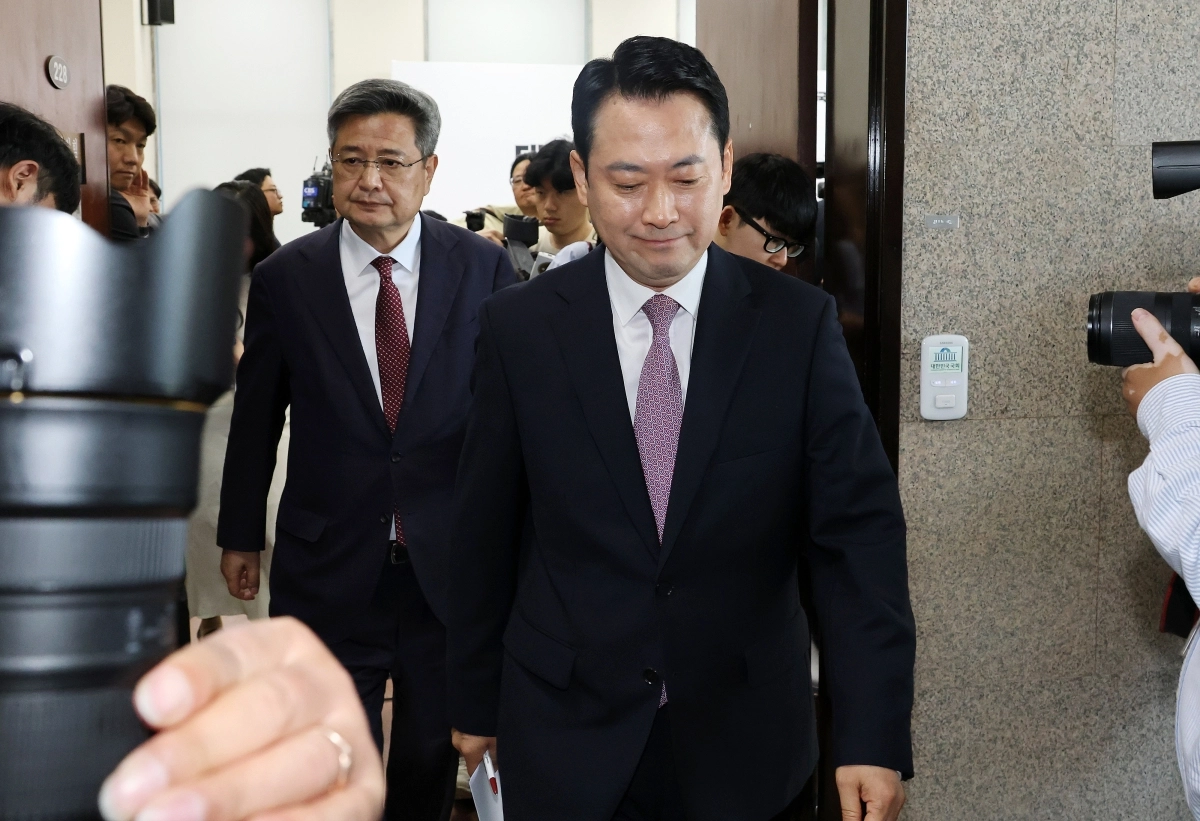 현안 관련 브리핑 마치고 이석하는 장동혁 대표