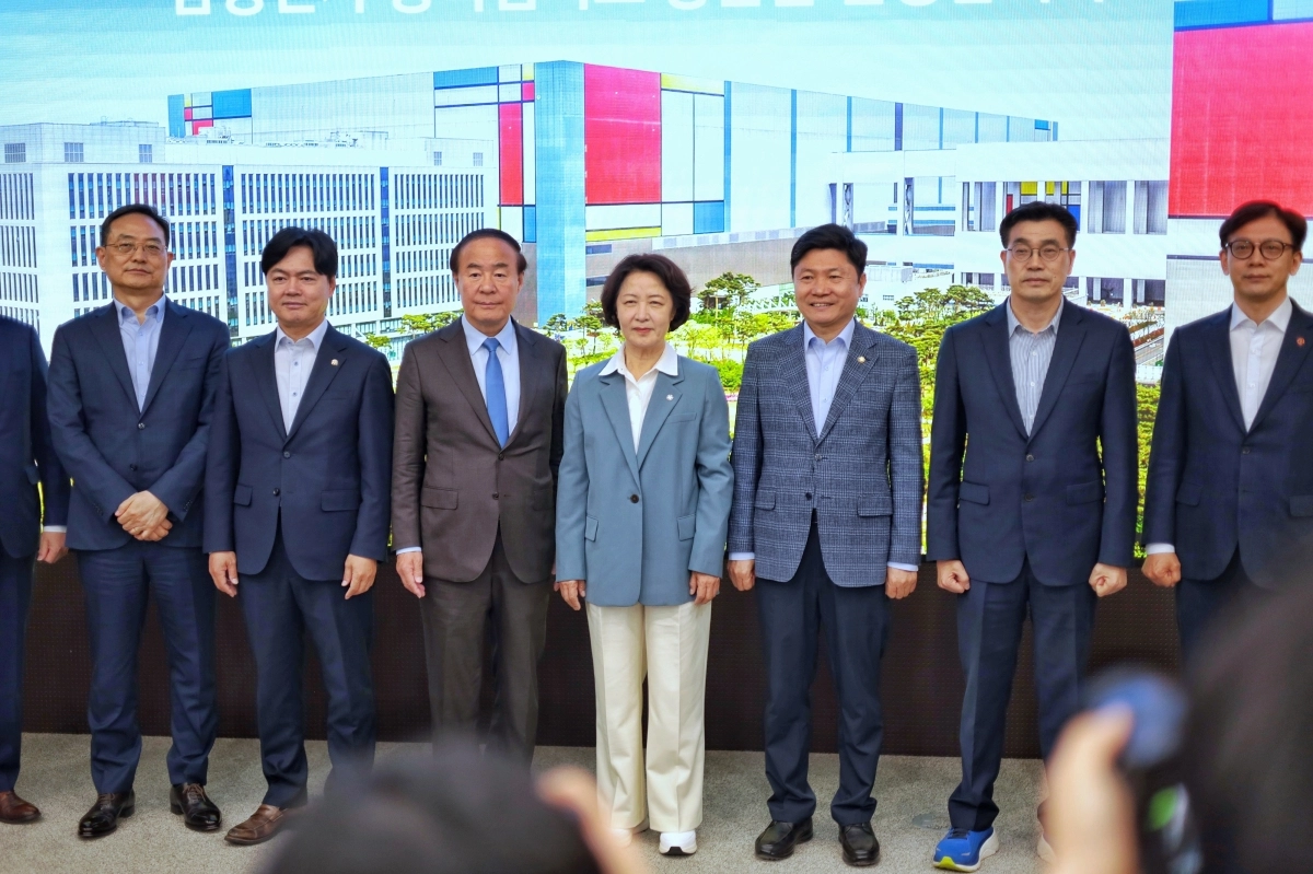 추미애 더불어민주당 경기도지사 후보가 24일 삼성전자 평택캠퍼스를 방문해 삼성전자 임직원 등과 기념 촬영을 하고 있다.(추미애 캠프 제공)