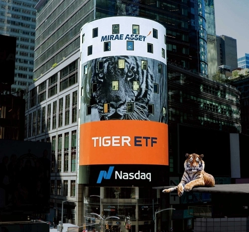 타임스퀘어 나스닥 마켓사이트 전광판에 미래에셋자산운용 TIGER EFT 광고가 나오고 있다. 미래에셋자산운용 제공