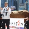 전기톱, 삽에 이어 이번엔 황소 끌고 나타난 무소속 대구시장 후보