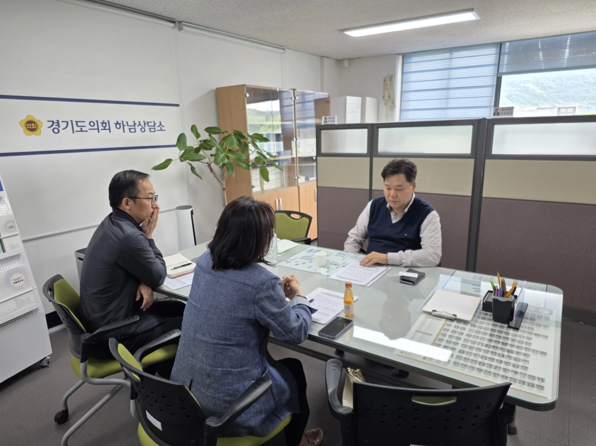 김성수 의원이 23일 경기도의회 하남상담소에서 경기도교육청 평생교육과 관계자들과 정담회를 갖고 교육청 및 학교도서관에서 매년 제적ㆍ폐기되는 도서 기증 활성화 방안을 논의하고 있다.(사진=경기도의회)