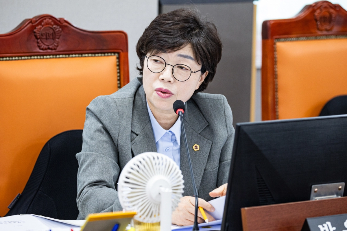 박옥분 의원이 24일 경기도 건설국, 교통국, 철도항만물류국을 대상으로 한 2026년 제1회 추가경정예산안 심사에서 질의하고 있다.(사진=경기도의회)