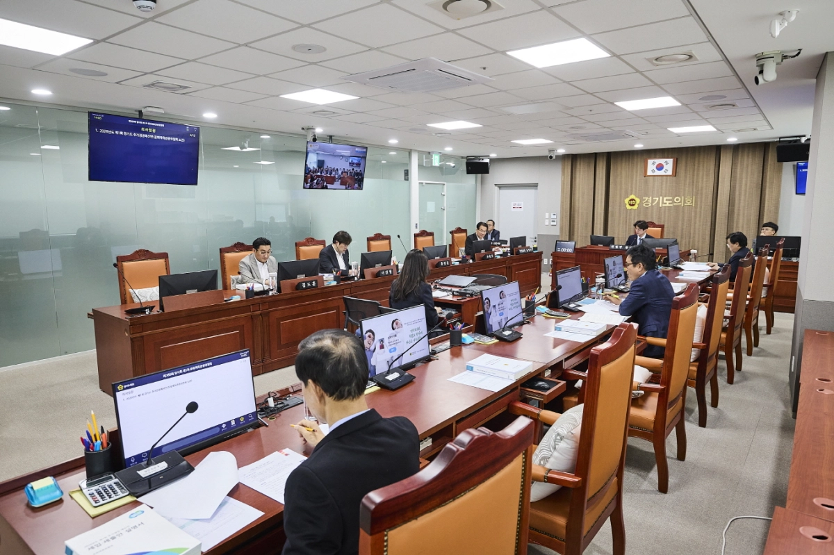 문화체육관광위원회가 24일 상임위 회의실에서 ‘2026년도 제1회 경기도 추가경정예산안’ 심사를 진행하고 있다.(사진=경기도의회)